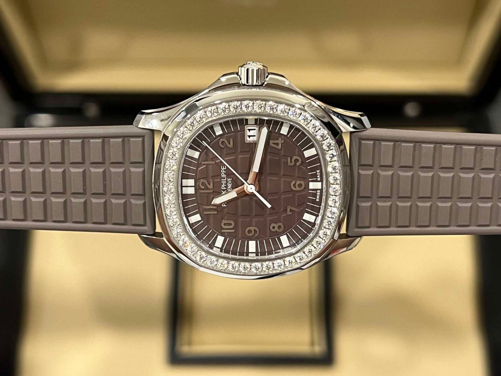 Patek Philippe Aquanaut 5067 Replica 1:1 Watch Gray With Diamonds Bezel PPF 35.6mm - Image 3